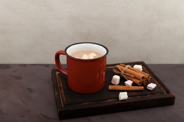 Xícara de chá de leite indiano aromático ou masala chai com marshmallows
