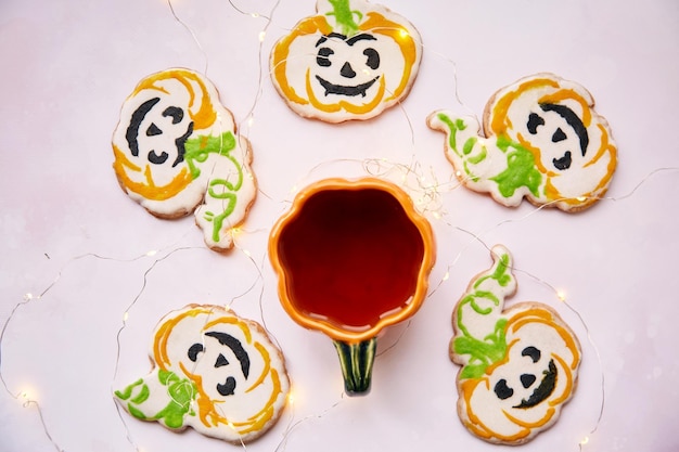 Xícara de chá e biscoitos caseiros de Halloween. Decorações de mesa de outono atmosféricas