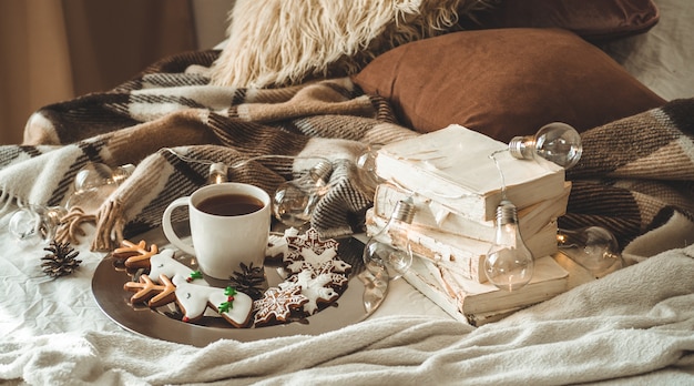 Xícara de chá e biscoitos de natal