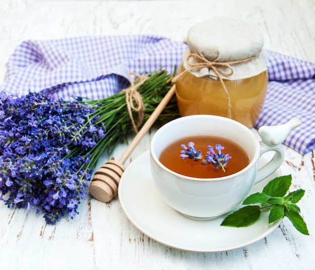 Xícara de chá e flores de lavanda