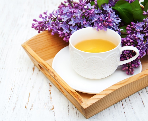 Xícara de chá e flores lilás