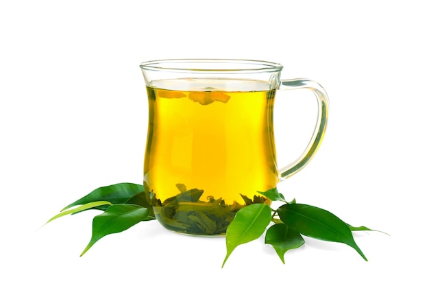 Xícara de chá e folhas verdes isoladas em branco