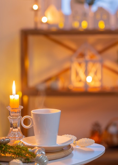 Xícara de chá na mesa com decorações brancas no interior branco