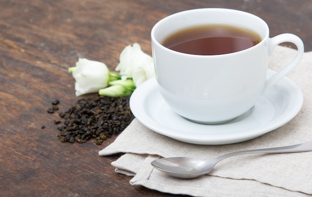 Xícara de chá na mesa de madeira vintage