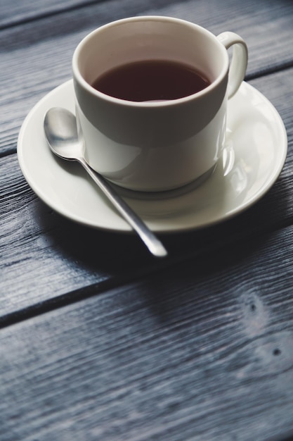 Xícara de chá na mesa de madeira