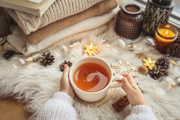 Xícara de chá nas mãos foto estética de inverno