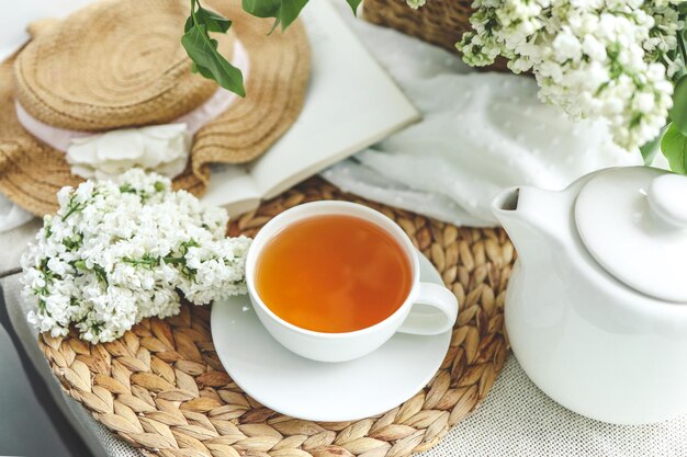 Xícara de chá quente e conceito de bom dia interior de casa de primavera