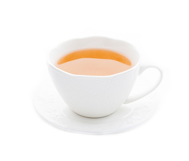 Xícara de chá quente isolada no branco