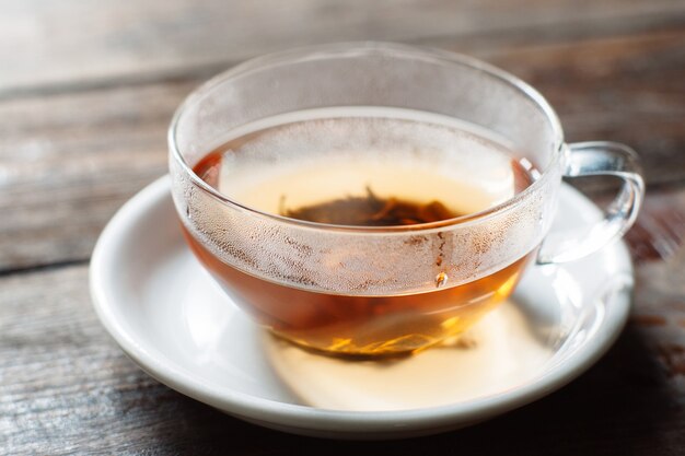 Xícara de chá quente na mesa de madeira