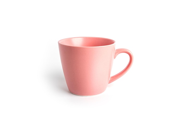 Xícara de chá rosa para bebida isolada no fundo branco. Xícara de café de cerâmica ou caneca de perto. Foto de alta qualidade
