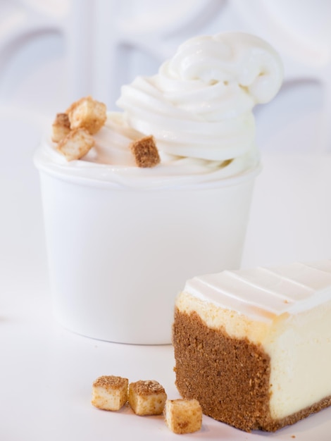 Xícara de cheesecake frozen iogurte ou sorvete soft servir.
