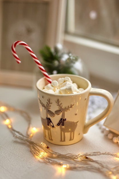 Xícara de chocolate com marshmallows, decorações de natal