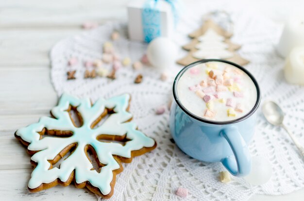 Xícara de chocolate com marshmallows e pão de gengibre vitrificado