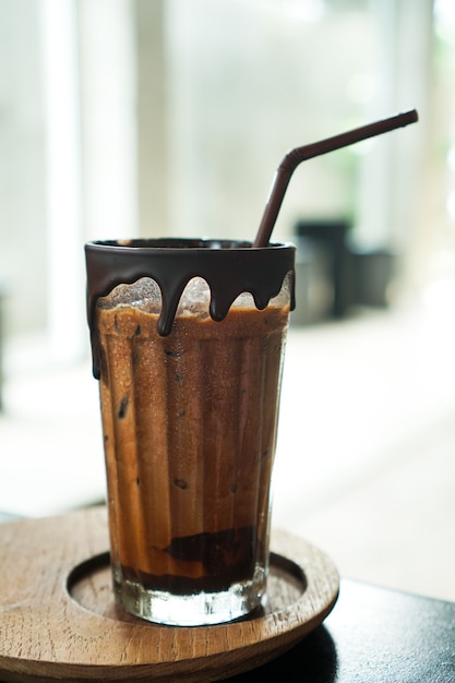 Foto xícara de chocolate no prato de madeira
