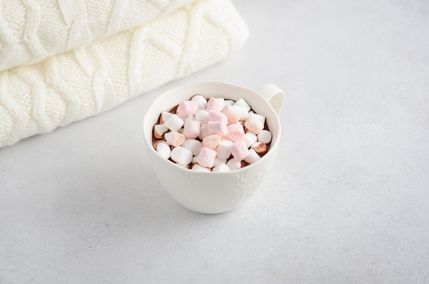 Xícara de chocolate quente com marshmallows