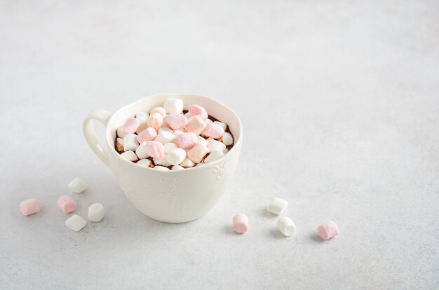 Xícara de chocolate quente com marshmallows