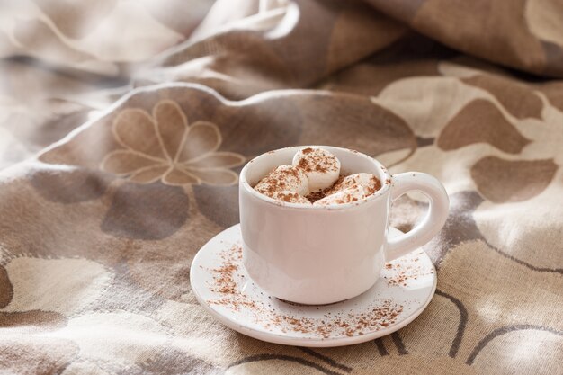 Xícara de chocolate quente com marshmallows