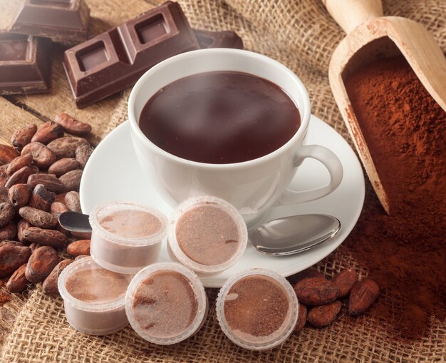 Xícara de chocolate quente com vagens.