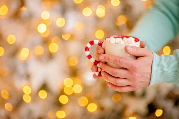 Xícara de chocolate quente em clima de natal