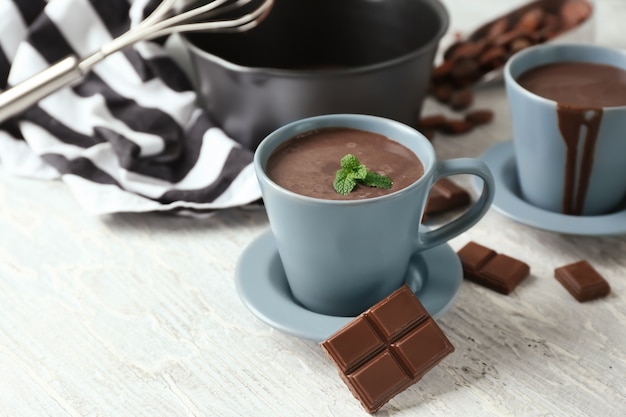 Xícara de chocolate quente na mesa de madeira