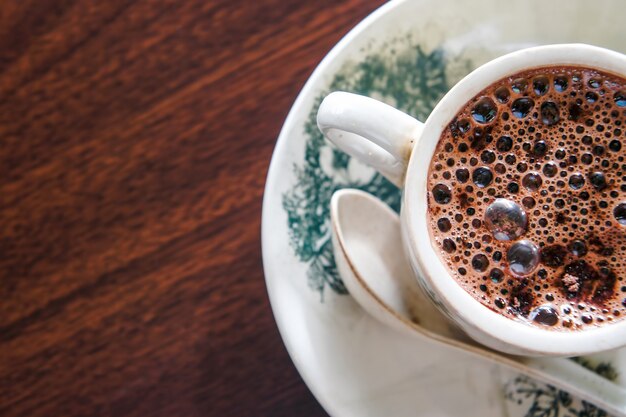 Xícara de chocolate quente na superfície de madeira