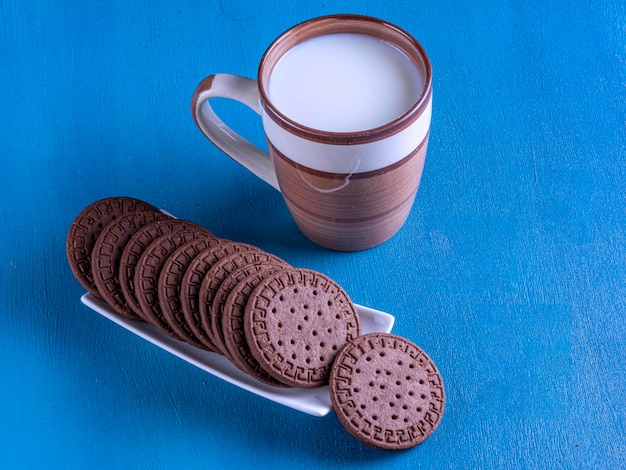 Foto xícara de leite com biscoitos de cacau