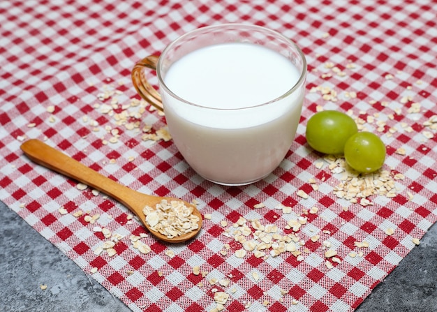 Xícara de leite com cereais e uvas