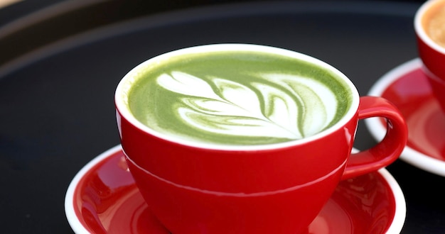 Xícara de matcha latte em um café.