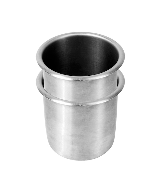 Xícara de metal isolada em branco