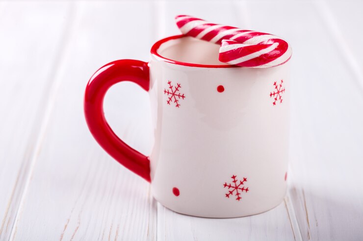 Foto xícara de natal branco com doce vermelho