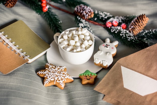 Xícara de Natal de chocolate quente com marshmallows, deliciosos biscoitos de ano novo na cama w. Conceito de inverno. Doce lar aconchegante. Ninguém dentro de casa.