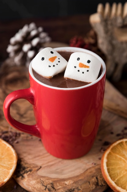 Foto xícara de natal de chocolate quente com marshmallows