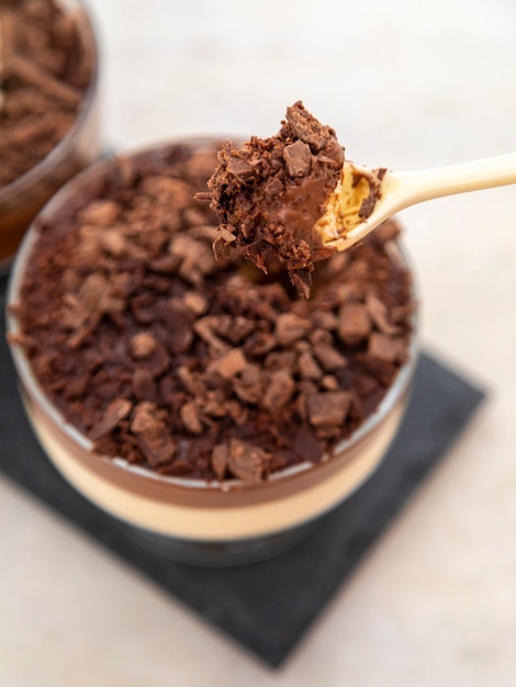 Xícara de sobremesa com mousse de chocolate ao leite com raspas de chocolate branco