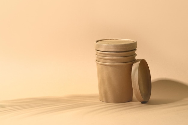Xícara de sopa de papel artesanal em fundo marrom Recipiente para comida para viagem Embalagem individual ecológica Zero Waste
