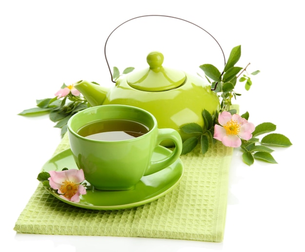 Xícara e bule de chá de ervas com flores de rosas de quadril isoladas em branco