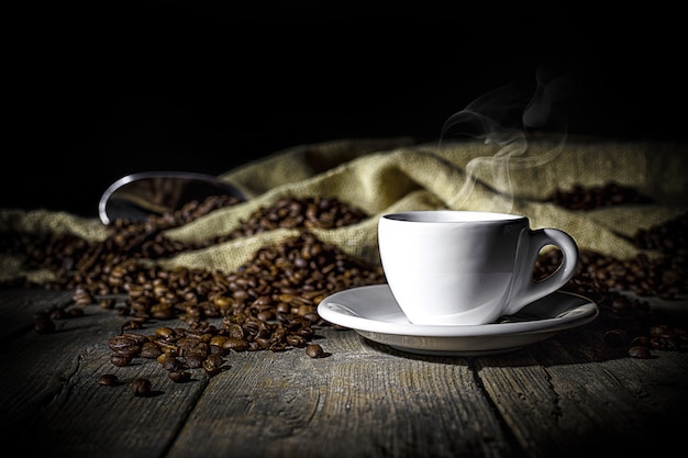 Xícara fumegante de café sobre fundo de madeira