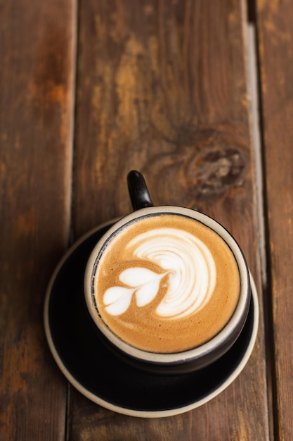 Xícara isolada de cappuccino em uma mesa