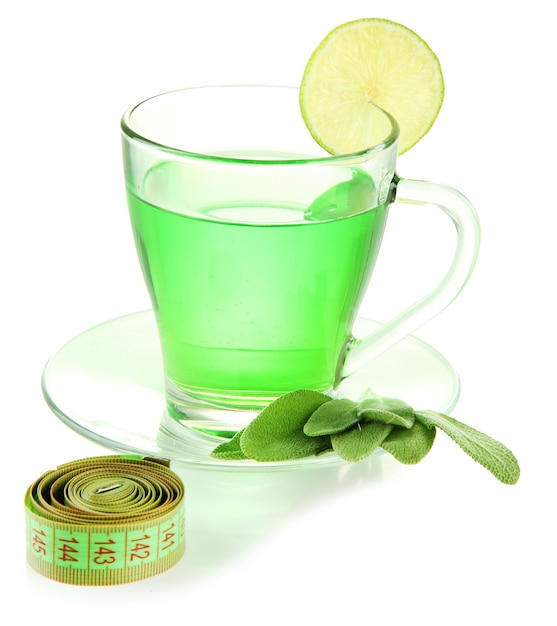 Xícara transparente de chá verde e fita métrica isolada em branco