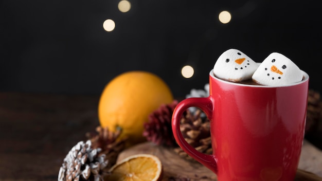 Foto xícara vermelha de chocolate quente com marshmallows com espaço de cópia