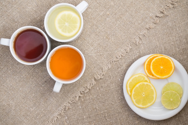 Foto xícaras com diferentes tipos de chá