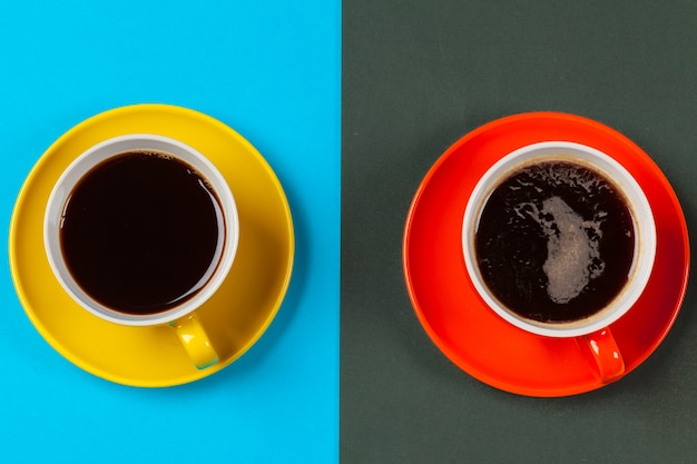 Xícaras de café coloridas e Pires em colorido vibrante