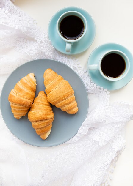 Xícaras de café com croissants