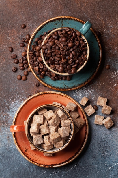 Xícaras de café com feijão e açúcar