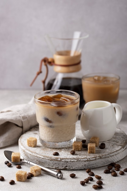 Foto xícaras de café de alto ângulo com gelo