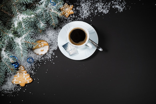 Xícaras de café de composição de decoração de Natal e ano novo com marshmallows de gengibre