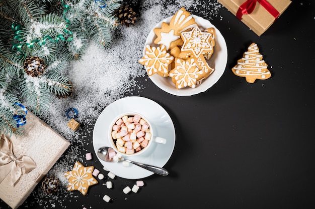 Xícaras de café de composição de decoração de Natal e ano novo com marshmallows de gengibre