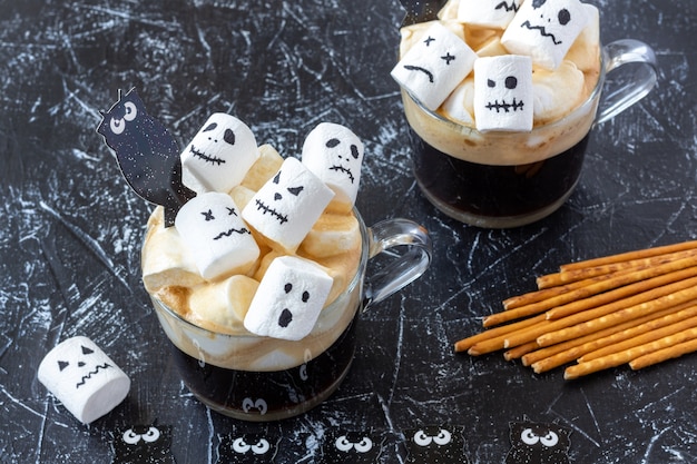 xícaras de chocolate quente e marshmallow com Halloween