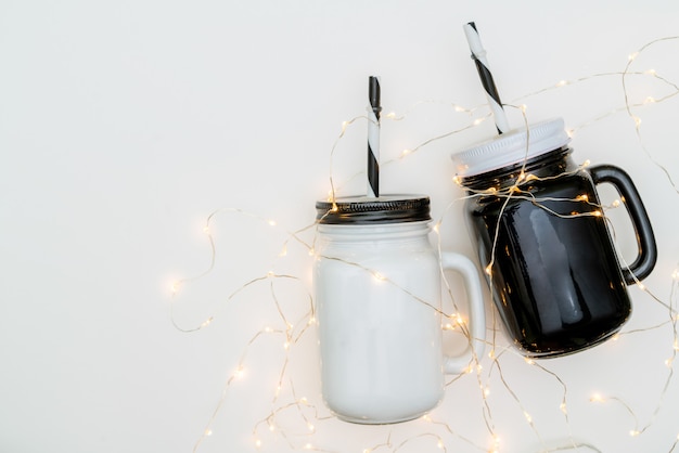 Xícaras dele e dela na superfície branca, ideias para presentes de Natal.