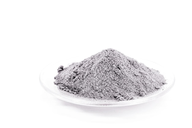 Óxido de alumínio ou alumina composto químico de alumínio e oxigênio usado em jateamento para remover o excesso de revestimento calcinado e em peças feitas de metal