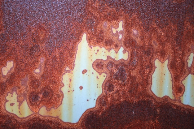 Óxido rojo sucio en el fondo de la textura del acero, grunge metálico superficial texturizado áspero rojo oxidado.